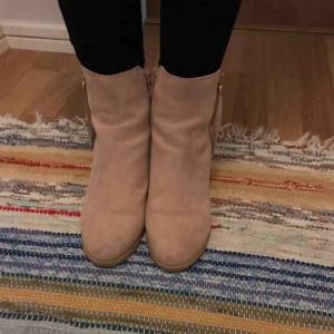  - Rosa mocka-skor, köpta på skopunkten. Använt ungefär 3 gånger. Bra skick, inte så hög klack. Köparen står för frakten 