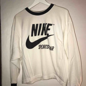  - NIKE tröja i storlek XS men lite ”större” i storlek (pösig typ) använd några gånger