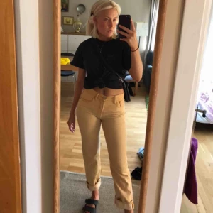 - Gul/beiga Levis jeans, snygg passform och sköna i materialet 