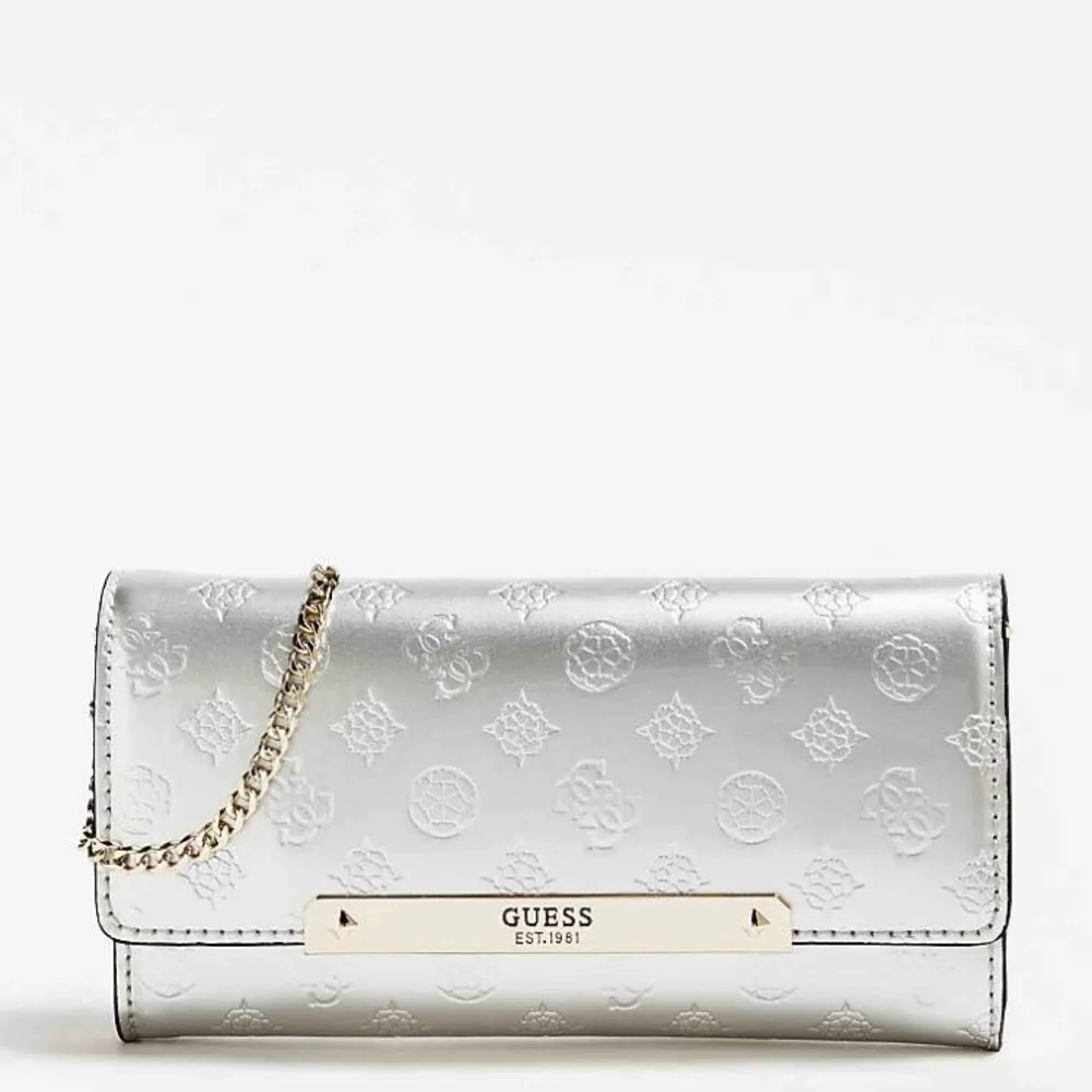 Brand New Guess Clutch (gold). With tags and dust bag . Väskor.