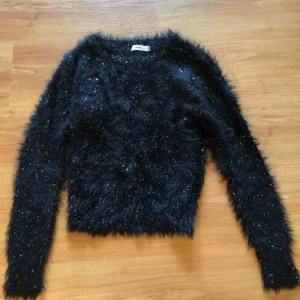  - Glittrig pälströja, liten i storleken  Aldrig använd Frakten får man betala själv