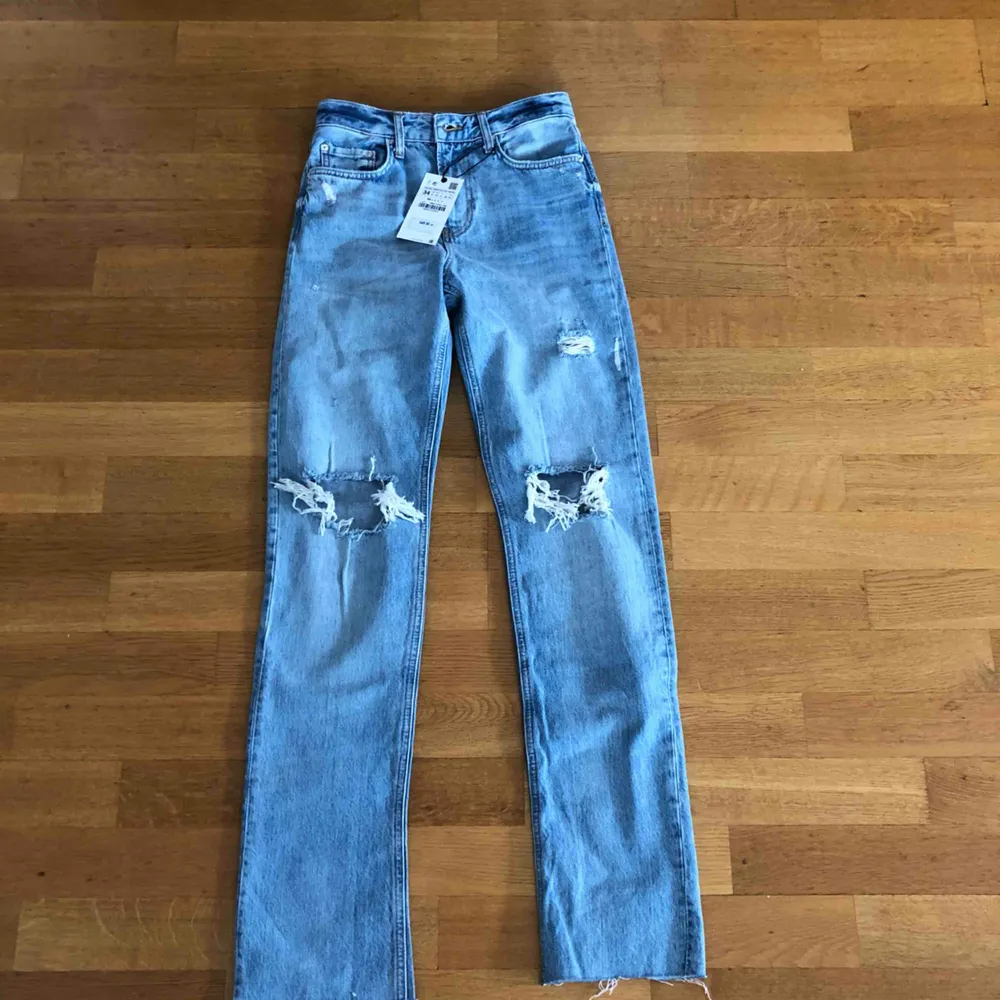 Säljer dessa populära jeansen ifrån zara då de tyvärr va för små på mig. Nypris 550 säljer för 500 då de är sjukt eftertraktade just nu!. Jeans & Byxor.