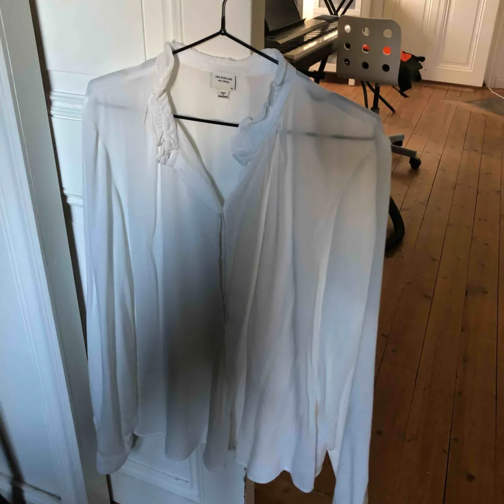 Jätte fin blus/skjorta från Jaqueline de Young. Inköpt i våras för 500 och har bara använt EN gång, på bröllop 🙄. Toppar.