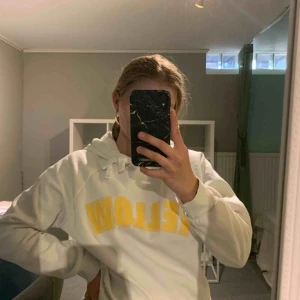  - Supermysig hoodie köpt på Gina Tricot! Perfekt för hösten. Nypris 200 kronor och jag säljer den för 80 + 45 kronor frakt💕 