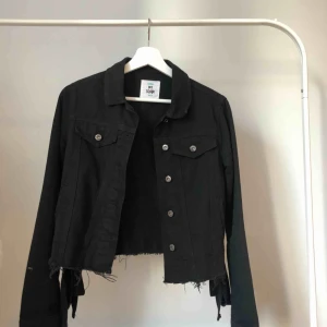  - Riktigt snygg svart jeansjacka i storlek XXS med unikt tryck på ryggen. Passar även för dom som bär XS. Säljes pga för många jeansjackor😭möts upp i stockholm