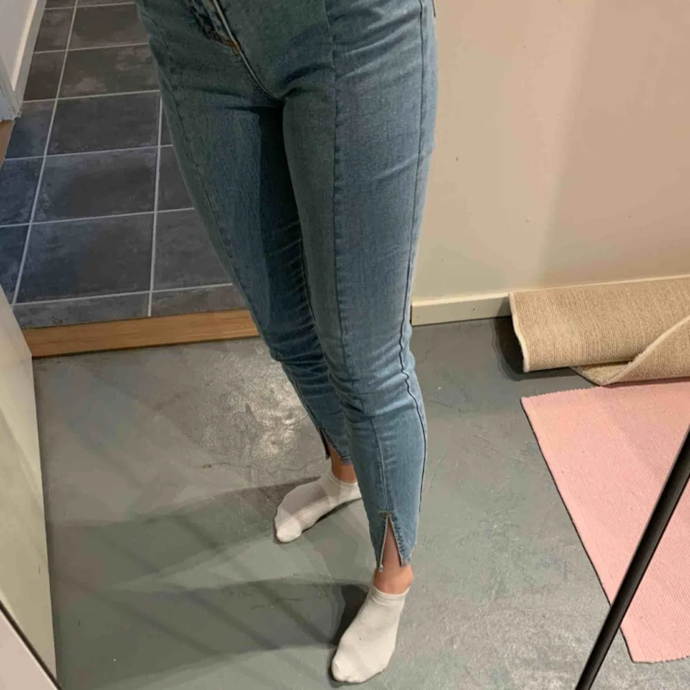 De perfekta Na-Kd-jeansen med snygga slitsar på framsidan. Har tyvärr aldrig kommit till användning, därför säljer jag de. Helt oanvända! Köparen står för frakten:). Jeans & Byxor.