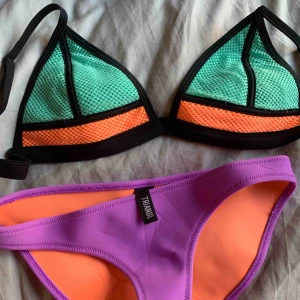  - Fin bikini från triangl. Storlek L på toppen och M på nederdelen. Endast använd 2 gånger 