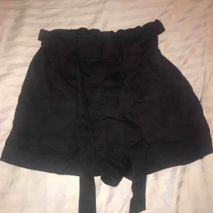  - Lösa shorts med knytning från hm, använda 1 gång, kan mötas upp i kungsbacka/göteborg annars tillkommer frakt 