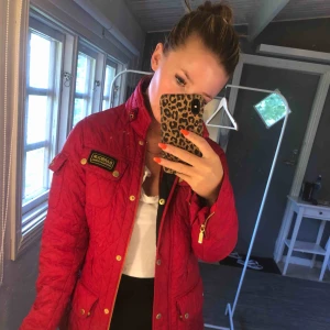  - Röd barbour jacka , passar s/m 
