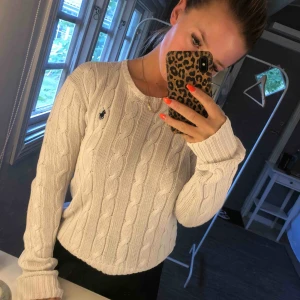  - Stickad vit tröja ifrån RL, väldigt clean och enkel ! 