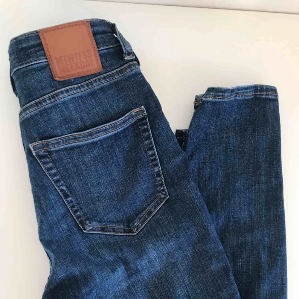 Jättefina jeans från Weekday med hål som jag har klippt själv. De är i storlek W25 L30 men de är väldigt stretchiga. Skulle säga att de passar de som har storlek S. I väldigt bra skick. Möts upp i Umeå eller fraktar💕. Jeans & Byxor.