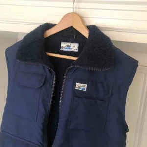  - Vintage Fristads väst med pälsfiber-fodring. Fint skick. Kan hämtas i Uppsala eller skickas mot fraktkostnad 