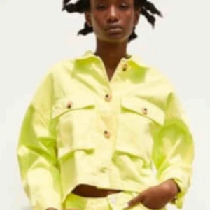  - Säljer denna super fina neon jackan från zara . Knappt använd. Skicka meddelande för mer bilder