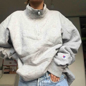  - Jättefin hoodie med zip-krage från Champion som jag köpt från en Vintagebutik i Tokyo för 600kr. Den är väldigt stor men jag som är XS tycker bara att den sitter snyggt och oversized, man kan stoppa in den lite i jeansen eller ha den hängandes 