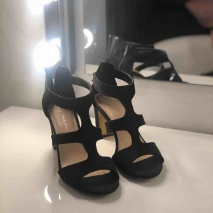  - Svarta klackskor, använda endast 1 gång så är i fint skick! 80 kr + frakt 🖤