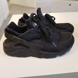  - Använda skor rätt fräsha, svarta passar även 42,5