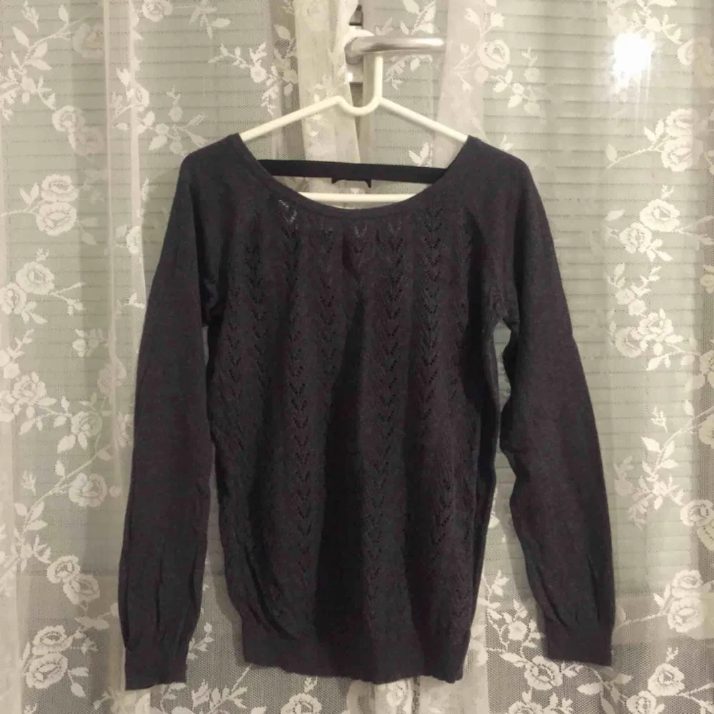 Soft cotton sweater with open back. Size M but I’d say rather S.. Tröjor & Koftor.
