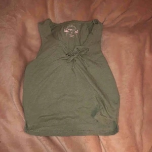  - Grön topp med snörning, den är lite kortare i modellen alltså en mag tröja köpt på New Yorker. Väldigt snygg passar xs men säkert s också