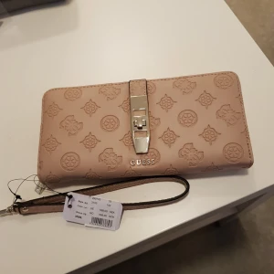  - Helt ny plånbok prislapp sitter kvar 599kr, säljer för 350kr, Cream rosa färg 