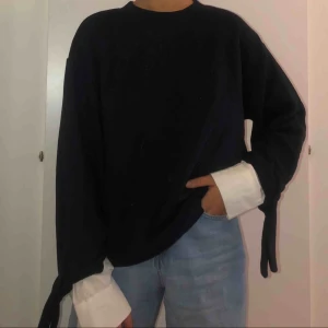  - Marinblå tjocktröja med insydda skjortärmar. 