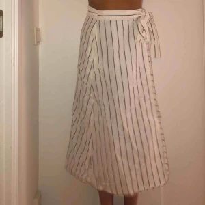  - Superfin randig kjol från Mango. Aldrig använd. 