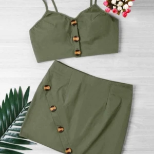  - Jätte fin topp och kjol som tyvärr är för liten för mig och endast använd på bilden! 