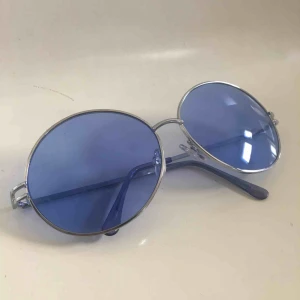  - Ascoola blåa glasögon. De har ganska stora glas och de sitter bekvämt. Köpte för 60kr på en marknad men har tyvärr aldrig använt dom. Köparen står för frakt, annars har jag möjlighet att träffas upp i Stockholm.