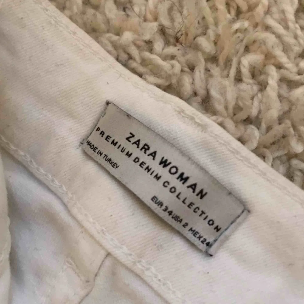 Klassiska vita bootcut jeans från Zara storlek 34, passar mig som brukar ha ca 36!. Jeans & Byxor.