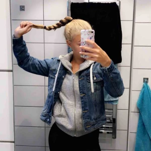  - Grå melerad hoodie, fint skick.