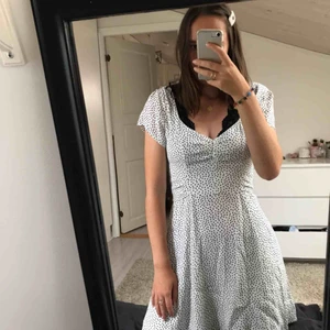  - Prickig sommarklänning med knyta baktill för att definiera midjan. Ursprungspris 900kr. Aldrig använd.  Mötas upp eller köparen står för frakten. 