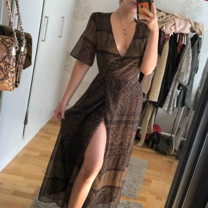  - Lång klänning med knyt från hm, lätt genomskinlig i ryggen 💘 nypris 599kr från HM säljer enbart pga ska resa bort 💞 använd 2 ggr 