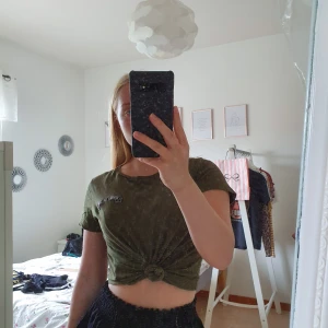  - T-shirt från bikbok i storlek xs. Väl använd men fint skick. Köpare står för frakt.