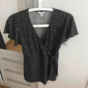  - En super söt tröja som jag använt 1 gång endast. Den har lite volang ärmar och en knytning i midjan. Tyget är väldigt skönt och stretch 