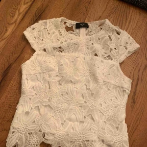  - Vacker spetstopp från AX Paris inköpt på Nelly. Storlek 12. Köparen betalar frakten.