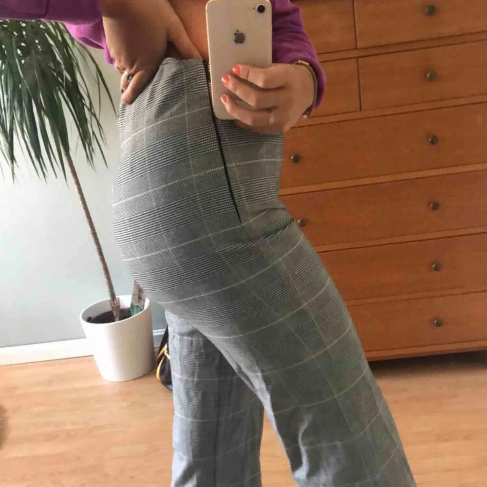 Rutiga Kostymbyxor från Na-Kd, använda i princip 2 ggr. Sitter jätte bra och är extremt sköna! Pris inkl frakt:). Jeans & Byxor.