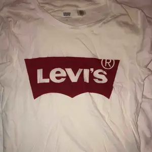Levis t-shirt, köparen står för frakten. Stryker den innan jag fraktar 😊
