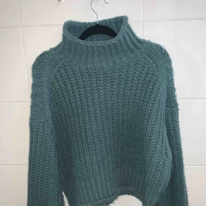  - Skön stickad tröja, materialet sticks inte. Nypris 400kr frakt tillkommer och kan diskuteras!!