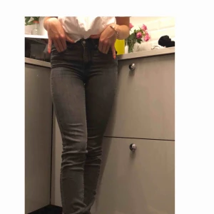 Levis jeans - Gråa Levis jeans som är köpta i Levis butiken för ca 1 år sen för 1000kr. Super bra skick och super snygga men kommer inte till användning längre. Strl 24 i midjan/runt höften och i längd passar de mig och jag är 165cm