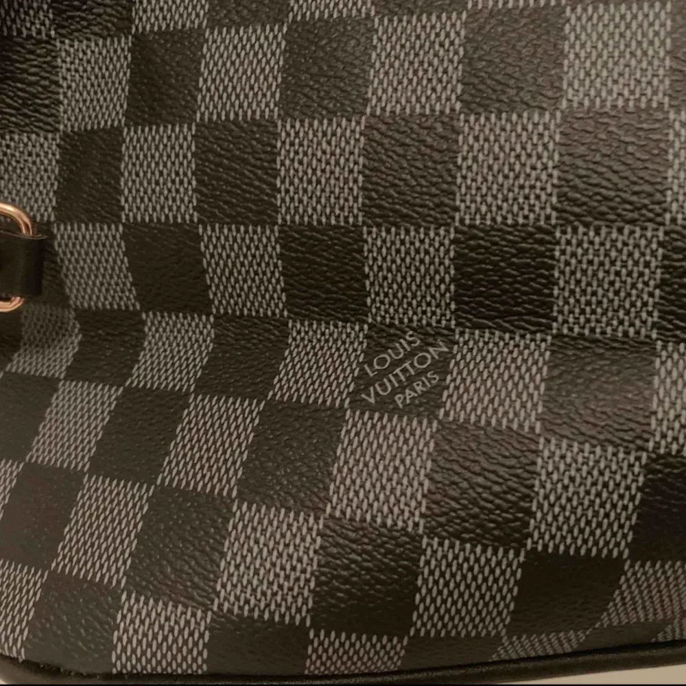 Louis Vuitton väska. Oanvänd   —— OBS: KÖPAREN STÅ FÖR FRAKTEN! . Väskor.