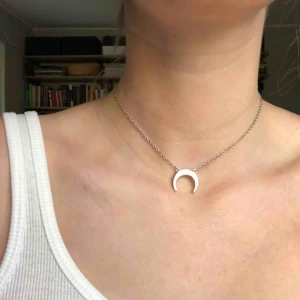  - superfin tunt månhalsband:)) passar så bra att mixa med andra halsband 🍒FRAKT INGÅR🍒