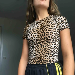  - Jättefin croppad leo-topp i så gott som nyskick från Gina tricot med lite volangkant❤️