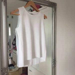  - Topp från weekday med slits därbak.  Frakt tillkommer🌸