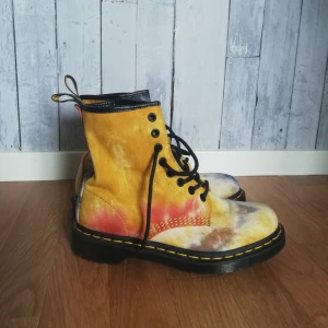  - Använda en gång på en fest där jag klart hade de fetaste skorna. Är i nyskick. Limiterad upplaga, har färgerna gul, blå röd & vit. Ascoola men då de enbart står som inredning så tycker jg de ska vidare till någon som kommer äga världen med dom. SKÖNA 🌞 frakt inkluderad