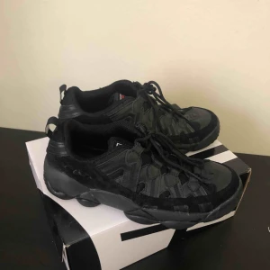  - Säljer mina snygga och sköna Filaskor i storlek 41,5, herrmodell Använda bara några ggr, bra skick Möts upp i Stockholm