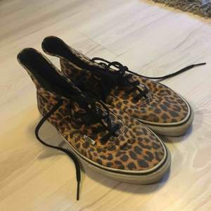 Häftiga sneakers i leopard mönster från vans. Storlek 40. Väl använda men i toppen skick