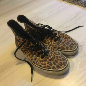  - Häftiga sneakers i leopard mönster från vans. Storlek 40. Väl använda men i toppen skick