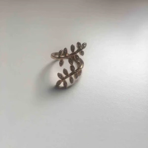  - Ring i roséguldfärg med små stenar på. Ser ut som blad. Super fin. Frakt 19kr