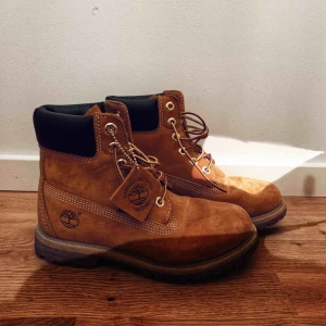  - Timberland i dammodellen vilket innebär att de är aningen smalare och sitter bättre på foten, endast använda ett fåtal gånger! Självklart går skorna att frakta och priset går att diskutera vid en snabb affär! 🍁🍂