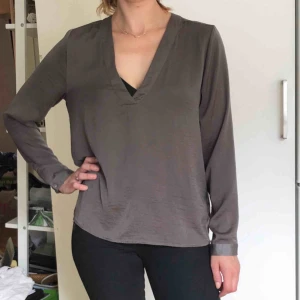  - Grå blus från Gina tricot