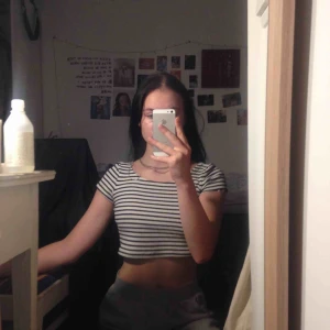  - Croptop från hm, väldigt skön, sitter bra på och nästan oanvänd!  Frakt runt 40kr 